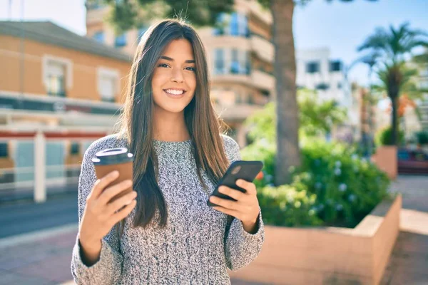 Fiatal Gyönyörű Spanyol Lány Mosolyog Boldog Segítségével Smartphone Ivás Elvinni — Stock Fotó