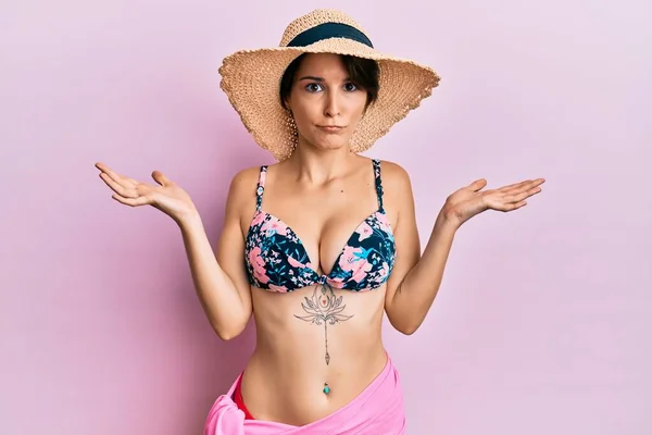 Young Brunette Woman Short Hair Wearing Bikini Hat Clueless Confused — Stock Photo, Image