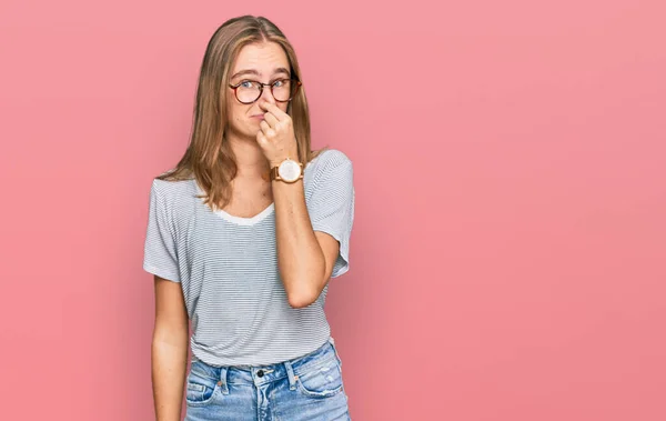 Vacker Ung Blond Kvinna Casual Kläder Och Glasögon Luktar Något — Stockfoto