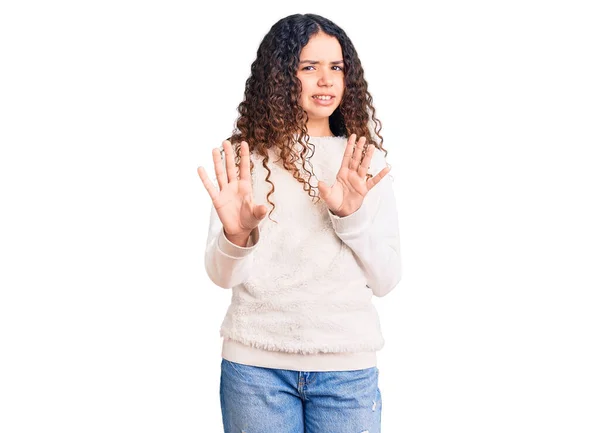 Bella Ragazza Con Capelli Ricci Che Indossano Abiti Casual Espressione — Foto Stock