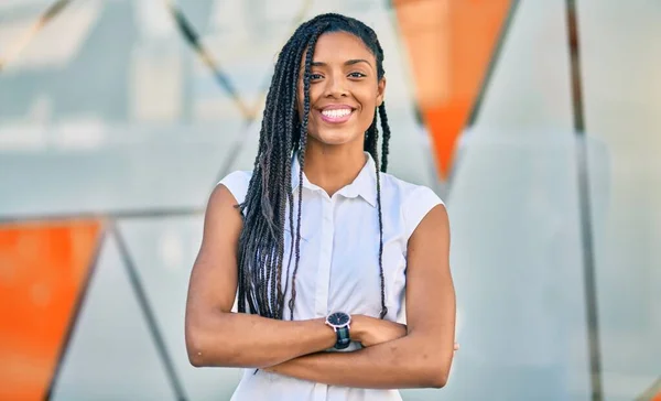 Joven Mujer Afroamericana Con Los Brazos Cruzados Sonriendo Feliz Ciudad — Foto de Stock