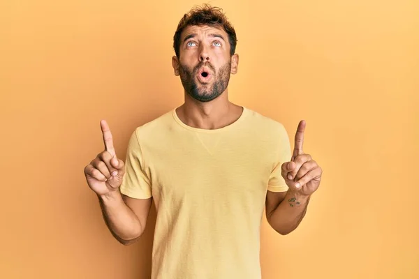 Hombre Guapo Con Barba Llevando Camiseta Amarilla Casual Sobre Fondo — Foto de Stock