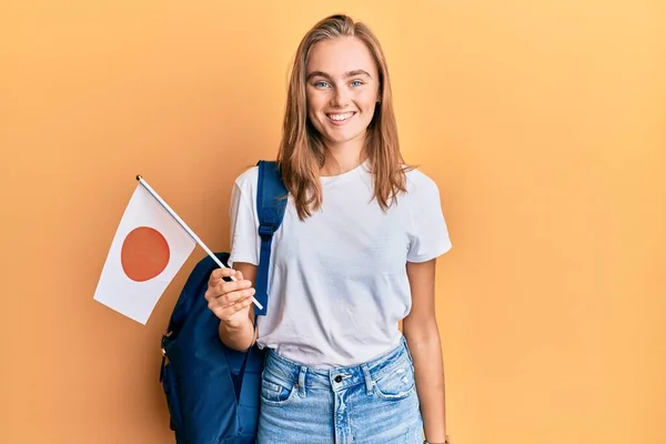 Bella Bionda Studentessa Scambio Tenendo Bandiera Giapponese Guardando Positivo Felice — Foto Stock