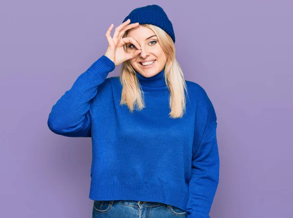 Junge Kaukasische Frau Wollenen Winterpullover Und Mütze Macht Geste Mit — Stockfoto