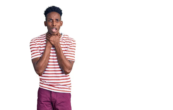 Junger Afrikanisch Amerikanischer Mann Lässiger Kleidung Schreit Und Erstickt Weil — Stockfoto