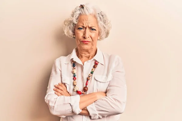 Ältere Grauhaarige Frau Lässiger Kleidung Skeptisch Und Nervös Ablehnender Gesichtsausdruck — Stockfoto