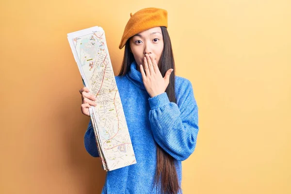 Junge Schöne Chinesin Mit Französischer Baskenmütze Die Den Stadtplan Hält — Stockfoto