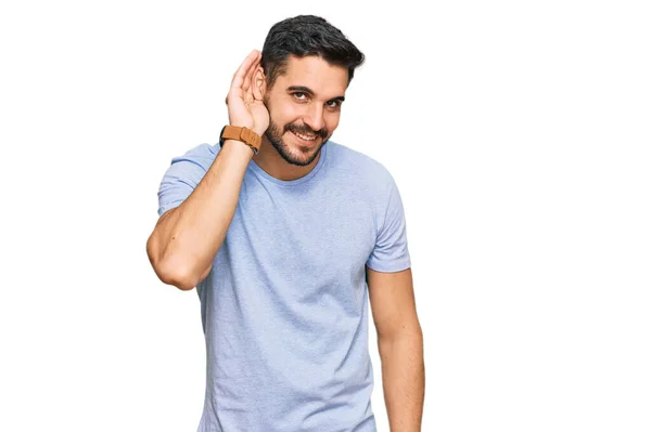 Jovem Hispânico Vestindo Roupas Casuais Sorrindo Com Mão Sobre Ouvido — Fotografia de Stock