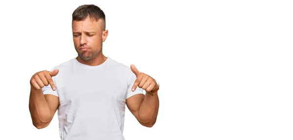 Knappe Spier Man Draagt Casual Witte Tshirt Naar Beneden Wijzend — Stockfoto