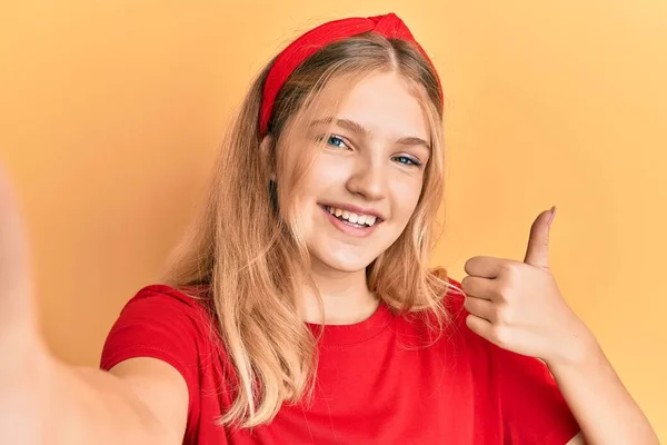 Schöne Junge Kaukasische Mädchen Die Ein Selfie Foto Lächelnd Glücklich — Stockfoto