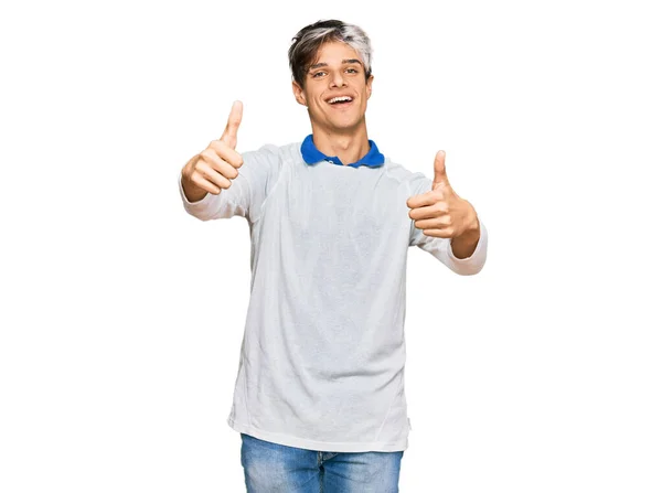 Jonge Spaanse Man Casual Kleding Die Positief Gebaar Met Hand — Stockfoto