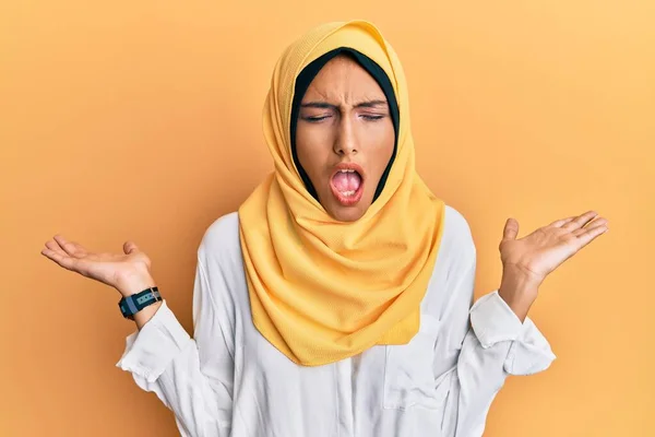 Jovem Morena Árabe Mulher Vestindo Tradicional Lenço Islâmico Hijab Celebrando — Fotografia de Stock