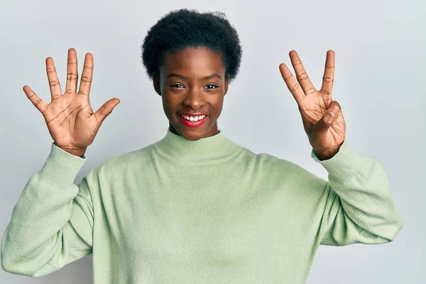 Młoda Afrykańska Dziewczyna Luźnych Ubraniach Pokazuje Wskazuje Palcami Numer Osiem — Zdjęcie stockowe
