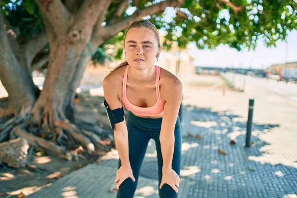 Genç Sarışın Sporcu Kadın Şehirde Dizlerinin Üstünde Dinlenmekten Yoruldu — Stok fotoğraf