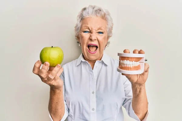 Femme Âgée Aux Cheveux Gris Tenant Pomme Verte Les Dents — Photo