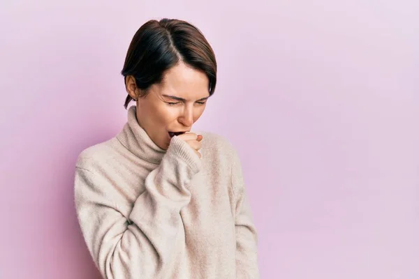 Junge Brünette Frau Mit Kurzen Haaren Lässigem Winterpullover Fühlt Sich — Stockfoto