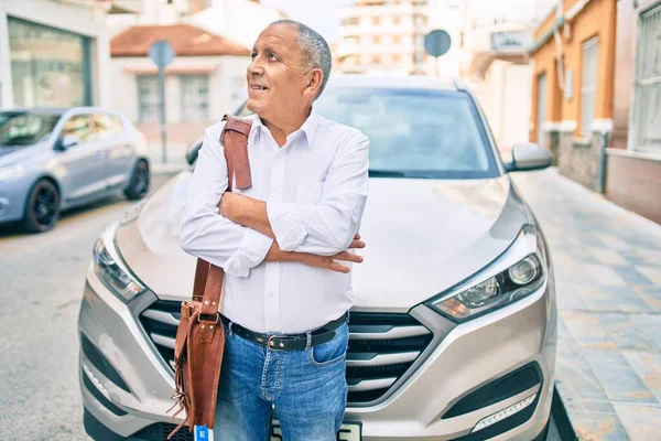 Senior Man Ler Glad Stående Över Bilen Vid Staden — Stockfoto