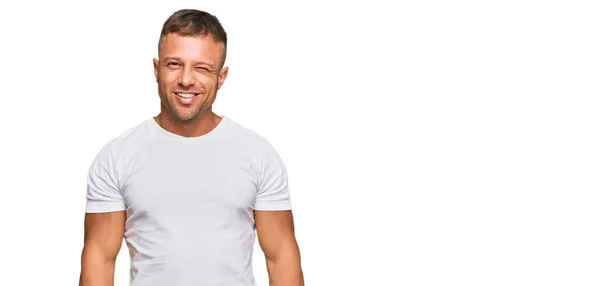 Bello Uomo Muscolare Indossa Casual Bianco Tshirt Ammiccante Guardando Fotocamera — Foto Stock