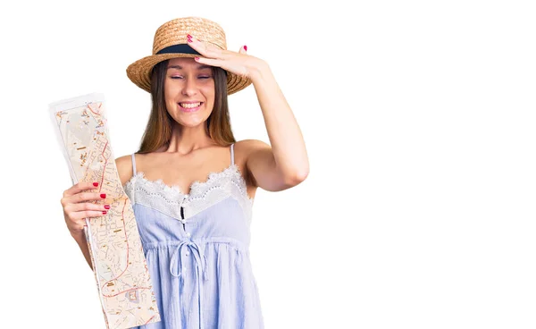 美しいブルネット若い女性を身に着けています夏の帽子を保持都市地図を強調し 頭の上に手で不満 驚きと怒っている顔 — ストック写真