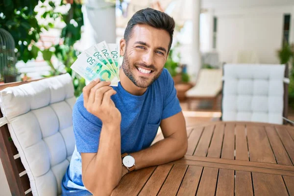 Jovem Hispânico Sorrindo Feliz Segurando Notas Shekels Israelenses Terraço — Fotografia de Stock