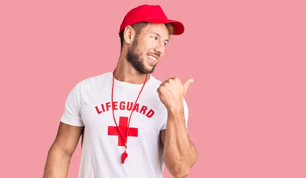 Jovem Caucasiano Vestindo Salva Vidas Shirt Segurando Assobio Sorrindo Com — Fotografia de Stock