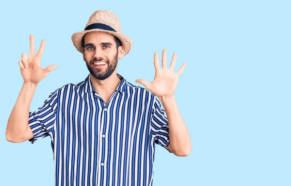 Joven Hombre Guapo Con Barba Con Sombrero Verano Camisa Rayas —  Fotos de Stock