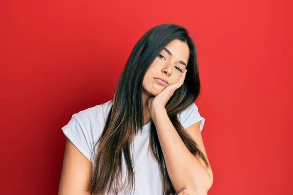 Jovem Morena Vestindo Camiseta Branca Casual Sobre Fundo Vermelho Pensando — Fotografia de Stock