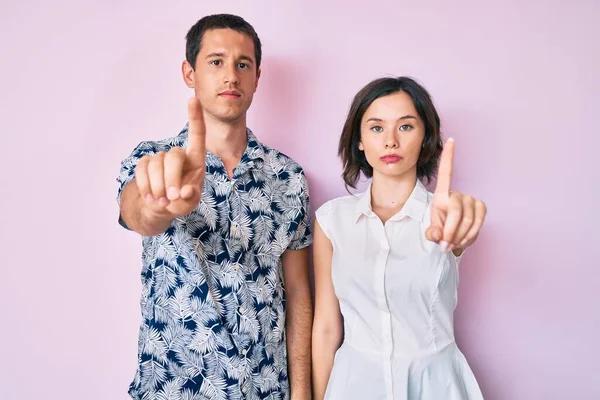 Güzel Bir Çift Gündelik Giysiler Giyip Parmaklarını Havaya Kaldırmış Kızgın — Stok fotoğraf
