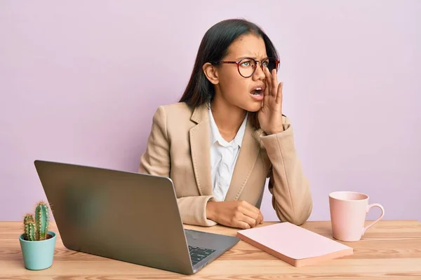 Bella Donna Ispanica Che Lavora Ufficio Indossando Occhiali Urlando Urlando — Foto Stock