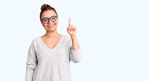 Mujer Latina Joven Usando Ropa Casual Mostrando Señalando Con Dedo —  Fotos de Stock