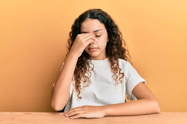 Adolescente Hispanique Fille Portant Des Vêtements Décontractés Assis Sur Table — Photo