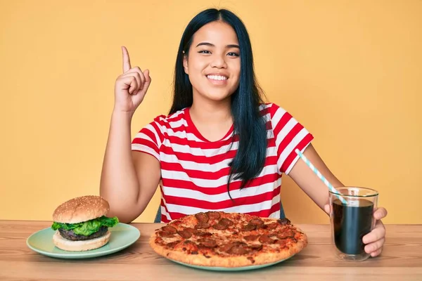 Fiatal Gyönyörű Ázsiai Lány Eszik Gyorsétterem Pizza Burger Meglepett Egy — Stock Fotó