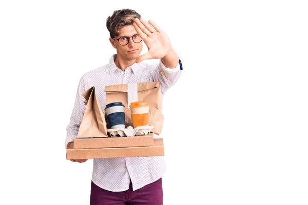 Joven Hombre Guapo Con Ropa Negocios Sosteniendo Comida Domicilio Con —  Fotos de Stock