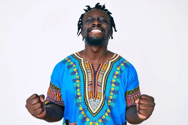 Молодий Афроамериканець Плечима Традиційній Африканській Сорочці Дуже Щасливий Захоплений Жестом — стокове фото