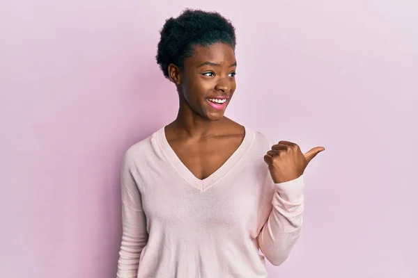 Mladý Africký Americký Dívka Sobě Ležérní Oblečení Ukazující Palec Nahoru — Stock fotografie