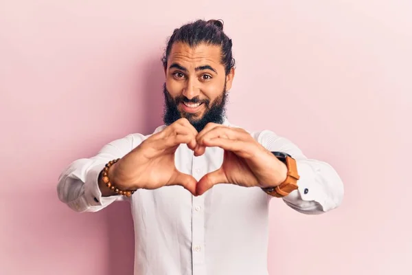 Hombre Árabe Joven Vistiendo Ropa Casual Sonriendo Amor Haciendo Forma — Foto de Stock