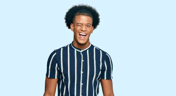 Hombre Afroamericano Con Pelo Afro Vistiendo Ropa Casual Guiñando Ojo — Foto de Stock