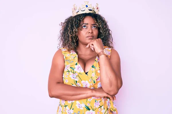 Joven Afroamericana Mujer Talla Grande Con Corona Princesa Pensando Concentrado —  Fotos de Stock