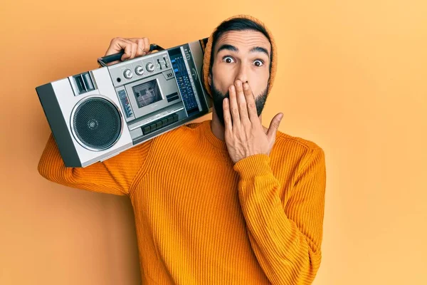 Mladý Hispánec Držící Boombox Naslouchající Hudbě Zakrývající Ústa Rukou Šokovaný — Stock fotografie