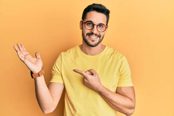 Joven Hispano Vestido Con Ropa Casual Gafas Asombrado Sonriendo Cámara — Foto de Stock