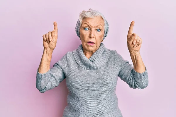 Senior Grey Haired Woman Pointing Fingers Shock Face Looking Skeptical — ストック写真