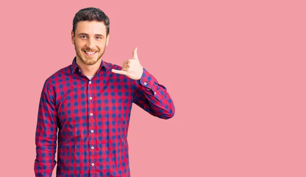 Jovem Bonito Com Urso Vestindo Camisa Casual Sorrindo Fazendo Gesto — Fotografia de Stock