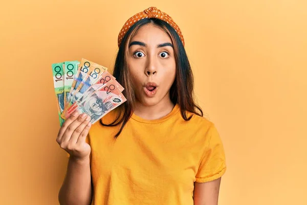 Mladá Latinská Žena Drží Australské Dolary Bankovky Vyděšené Ohromený Otevřenou — Stock fotografie