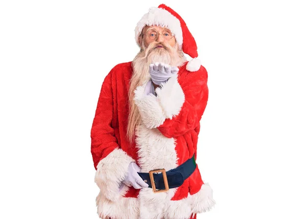 Старик Седыми Волосами Длинной Бородой Традиционном Костюме Санта Клауса Смотрит — стоковое фото
