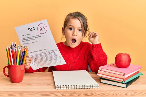 Klein Mooi Meisje Tonen Een Geslaagd Examen Bang Verbaasd Met — Stockfoto