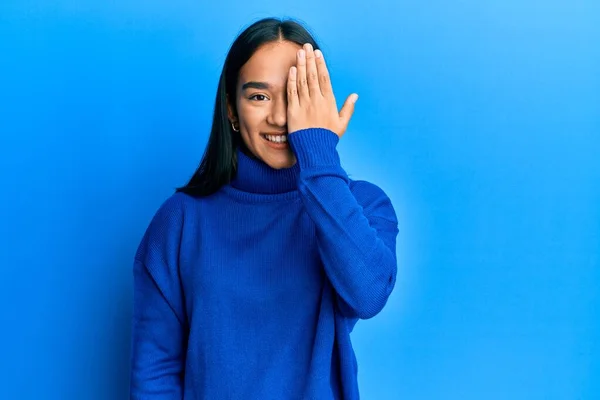 Junge Asiatin Lässigem Winterpullover Der Ein Auge Mit Der Hand — Stockfoto