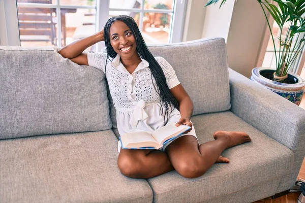 Junge Afrikanisch Amerikanische Frau Lächelt Glücklich Buch Hause Lesen — Stockfoto