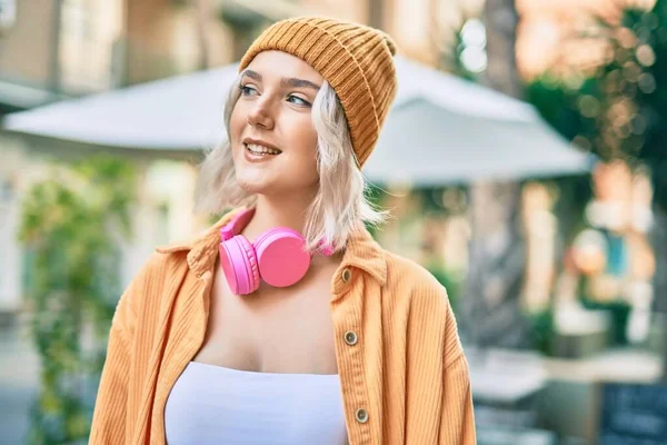 Junge Blonde Mädchen Mit Kopfhörern Der Stadt — Stockfoto