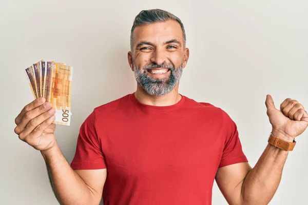 Hombre Guapo Mediana Edad Sosteniendo 500 Billetes Noruegos Gritando Orgulloso —  Fotos de Stock