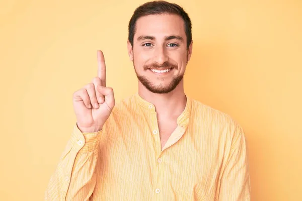 Giovane Bell Uomo Che Indossa Vestiti Casual Mostrando Indicando Con — Foto Stock